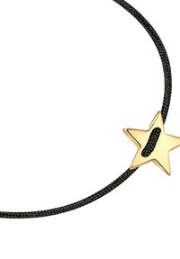 Svart flätad snörearmband med en guldig stjärnformad berlock med ett urtag i mitten. Enkel och modern design.