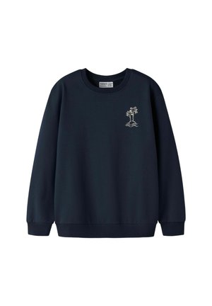 Granatowa bluza z okrągłym dekoltem z małym beżowym nadrukiem przedstawiającym trzy palmy i fale na górnej lewej części piersi.