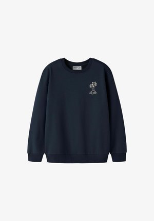 Granatowa bluza z okrągłym dekoltem z małym beżowym nadrukiem przedstawiającym trzy palmy i fale na górnej lewej części piersi.