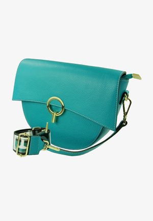 Sac à épaule en cuir teal avec un rabat arrondi, quincaillerie dorée et un anneau décoratif. Comprend une bandoulière réglable à motif.