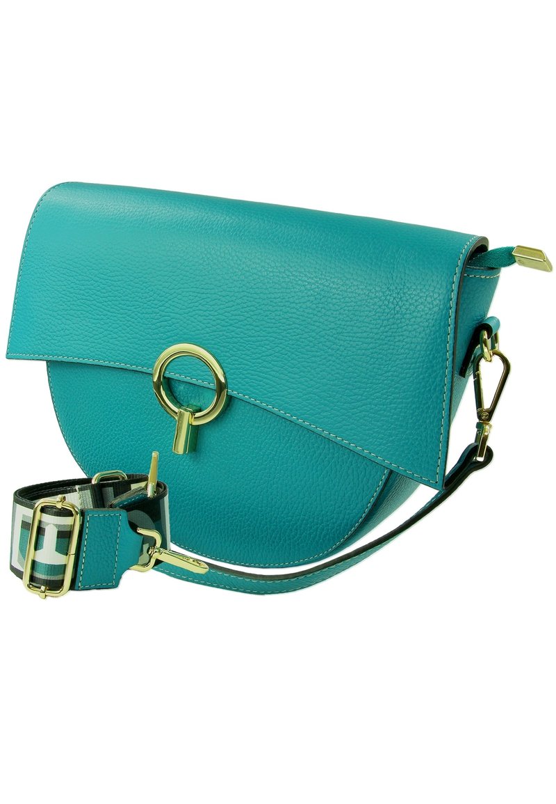 Teal leren schoudertas met een rond flapje, gouden hardware en een decoratieve ring. Inclusief een verstelbare strap met een patroon.