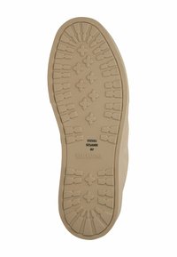 Suela de goma beige con patrón texturizado, detalles impresos que incluyen "EGS61", "SESAME" y "42", y el logotipo de "BLACKSTONE". Diseño de base de calzado.