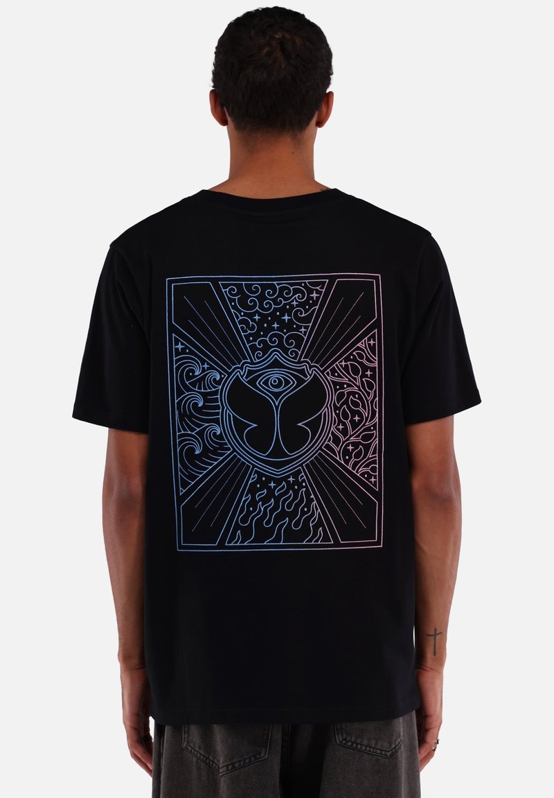 Schwarzes T-Shirt mit einer bunten Grafik auf der Rückseite, die abstrakte Designs und ein zentrales Emblem zeigt, vor einem dunklen Hintergrund.