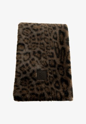 Écharpe en fausse fourrure marron avec un motif léopard et un petit patch logo noir dans un coin. Texture douce avec une forme rectangulaire.