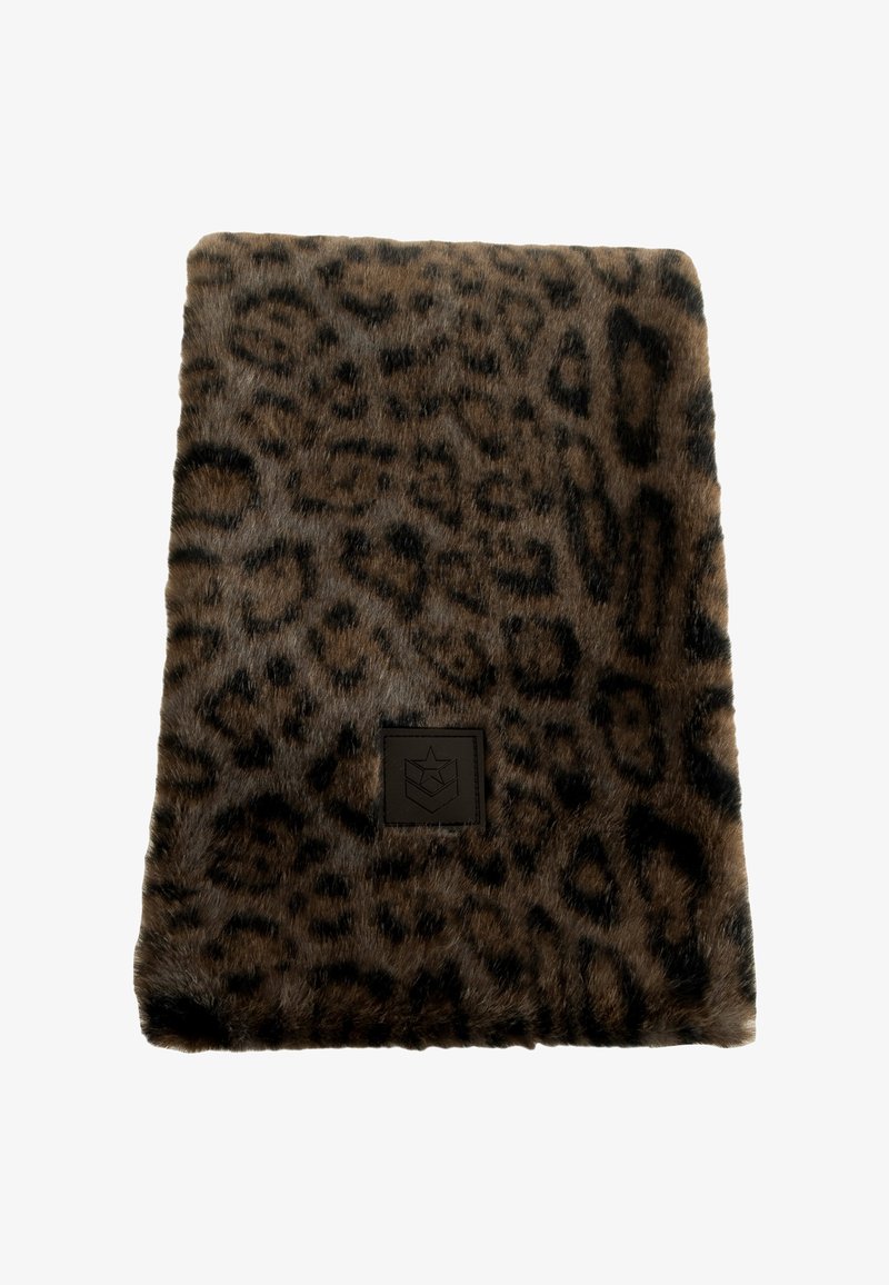 Écharpe en fausse fourrure marron avec un motif léopard et un petit patch logo noir dans un coin. Texture douce avec une forme rectangulaire.