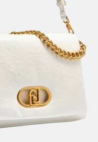 Borsa a tracolla in pelle bianca con finitura texture, tracolla in catena dorata e chiusura con logo dorato sulla parte frontale.