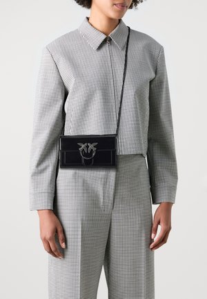 Pinko LOVE ONE VERNICE PIPING - Schoudertas - nero limousine block color