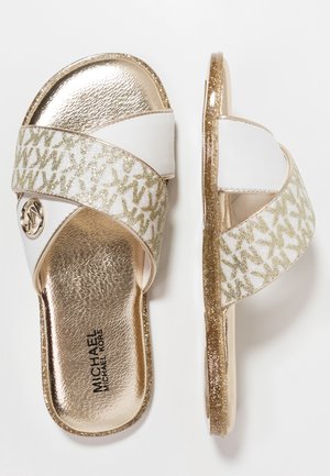 Par guld- og hvid Michael Kors slid-sandaler med glitrende logo-remme og metalliske fodsenge, vist fra top- og sidevisning.