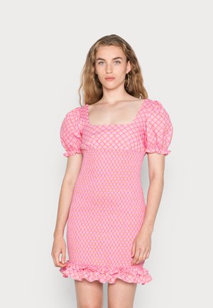 Vestido rosa com mangas bufantes e decote quadrado. Apresenta um padrão floral e uma bainha com volantes, feito de um tecido ligeiramente texturizado.