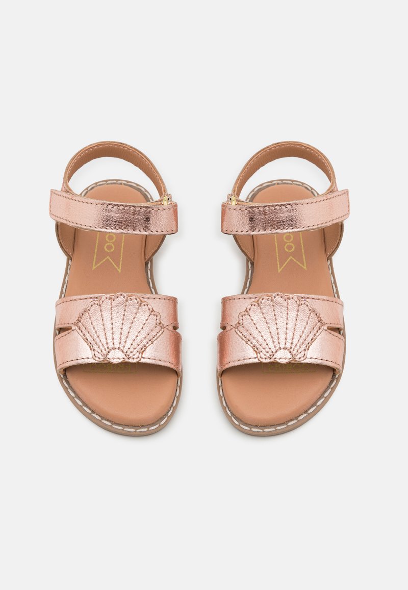 Roséguld sandaler med en strukturerad snäcka design, två justerbara remmar och en brun innersula. Stängd tå med en sydd kantdetalj.