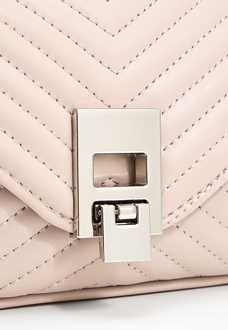 Rosa, gesteppte Lederhandtasche mit einem silbernen quadratischen Verschluss und diagonaler Steppnaht für Textur. Kompakte, rechteckige Form.