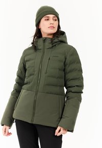 Groene gewatteerde jas met een ritssluiting aan de voorkant, een capuchon en lange mouwen. Gestructureerd oppervlak en een gladde onderkant. Draag met een bijpassende beanie.