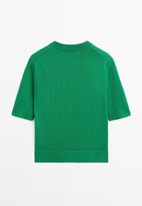 Pull tricot vert à manches courtes avec col rond côtelé, poignets et ourlet côtelés, étalé à plat montrant le dos.