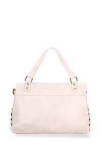 Borsa in suede beige morbido con parte superiore piatta, manici corti, accessori in tonalità oro e borchie decorative lungo i lati. Forma rettangolare.