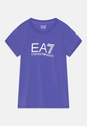 Lila T-Shirt mit kurzen Ärmeln und weißem "EA7 Emporio Armani"-Logo in der Mitte vorne sowie einem kleineren Logo im Kragen.