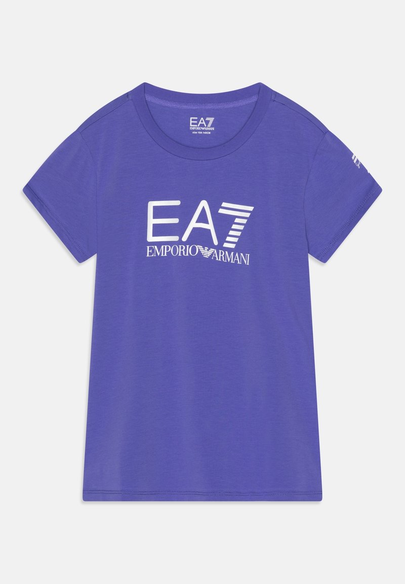 Camiseta de manga corta morada con el logo blanco "EA7 Emporio Armani" centrado en el frente y un logo más pequeño dentro del cuello.