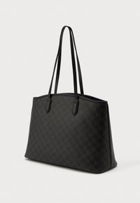 Czarna torba na ramię w ciemnym odcieniu brązu z subtelnym, powtarzającym się wzorem monogramu i cienkimi czarnymi paskami na białym tle.