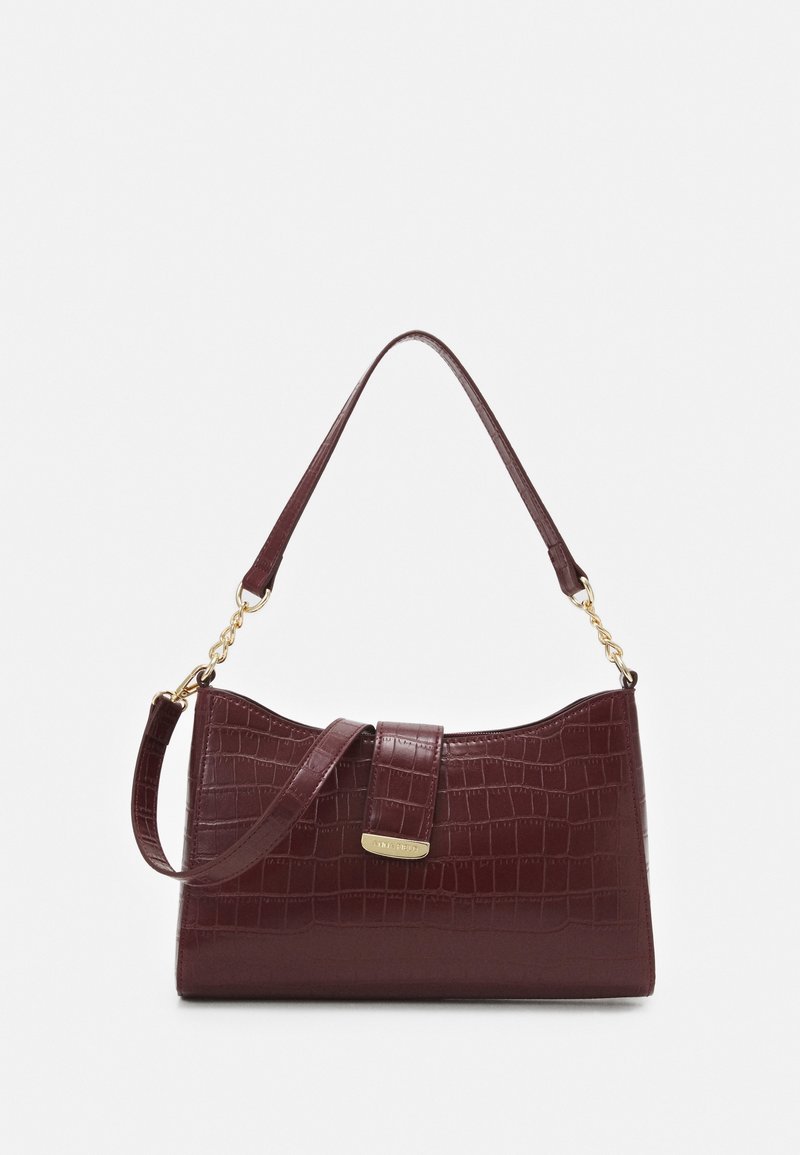 Sac à épaule en cuir embossé croco marron foncé avec des ferrures dorées et une fermeture à rabat, équipé de deux sangles attachées.
