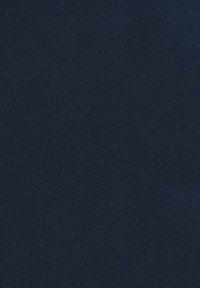 Tessuto blu navy con un motivo di in trama diagonale testurizzato, caratterizzato da una superficie liscia e un aspetto robusto. Adatto per varie applicazioni.
