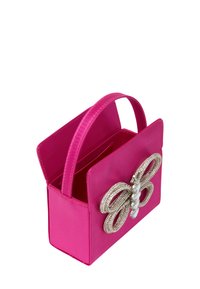Kleine rechteckige Handtasche aus lebhaftem pinkfarbenem Kunstleder, mit einem geschmückten Schmetterling-Akzent und einem einzelnen Handgriff oben. Offenes Fach im Inneren.
