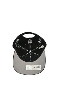 Cappello di tessuto nero con visiera grigia, caratterizzato da una texture liscia e vari cartellini all'interno, con l'etichetta "9FORTY" e il marchio NFL visibili.