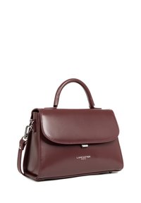 Borsa a mano in pelle bordeaux con un design strutturato, manico superiore, tracolla removibile e chiusura a pattina magnetica. Presenta il logo del marchio.