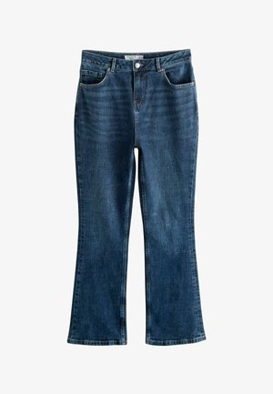 Donkerblauwe wijde jeans gemaakt van denim. Voorzien van vijf zakken en een knoopsluiting aan de voorkant. Gladde textuur met subtiele vervaging.