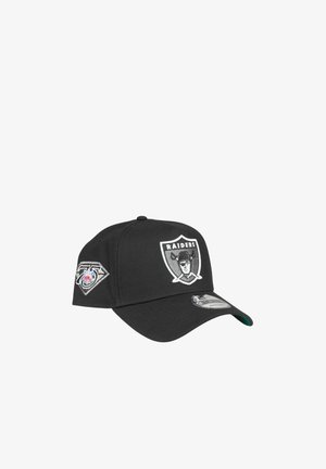 Schwarze Black Raiders Baseballkappe mit Team-Logo auf der Vorderseite und Jubiläums-Patch zum 75. NFL-Jahrestag an der Seite.