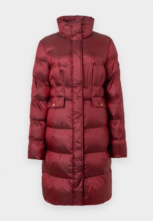 Casaco de inverno vermelho, acolchoado, com um colarinho alto, dois bolsos frontais e um design reto. Feito de um material leve e brilhante.