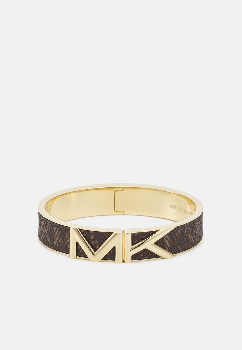 Bracelet doré et marron avec bande texturée et grande fermeture logo MK doré, forme circulaire, accessoire de mode de luxe.