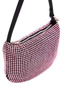Borsa rosa decorata con strass, dotata di tracolla nera e zip. Forma arrotondata con superficie texturizzata, caratterizzata da un vivace effetto scintillante.