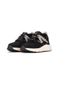 Chaussures de sport noires avec une tige en suède et en maille noire, une semelle intermédiaire en caoutchouc beige et des accents en imprimé léopard sur les côtés. Des lacets dorés ajoutent du détail.