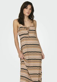ONLY GEMUSTERTES TRÄGER - Vestido informal - inca gold