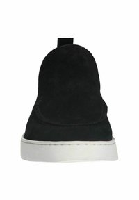 Zwarte suède sneaker met een ronde neus, witte rubberen zool en een uittrekkoord aan de achterkant. Soepele textuur met subtiele stikdetails.