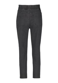 Pantalones de mezclilla negra con una cintura elástica de alta subida, dos bolsillos traseros y un diseño ajustado. Textura suave y detalles de costura clásica.