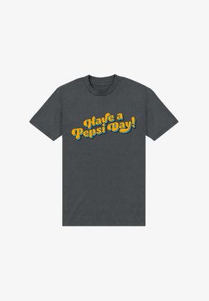 T-shirt en coton gris foncé avec le texte "Passez une bonne journée Pepsi !" en lettres rétro vibrantes orange et bleu. Manches courtes et design col rond.