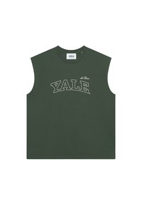 Sötétzöld ujjatlan póló, pamutból készült, amelynek a mellkasa fölött ívelt fehér "YALE" felirat található, és egy kis logó a nyakvonal felett.