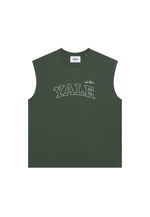 Maglietta senza maniche verde scuro in cotone, con una stampa bianca "YALE" arcuata sul petto e un piccolo logo sopra il collo.