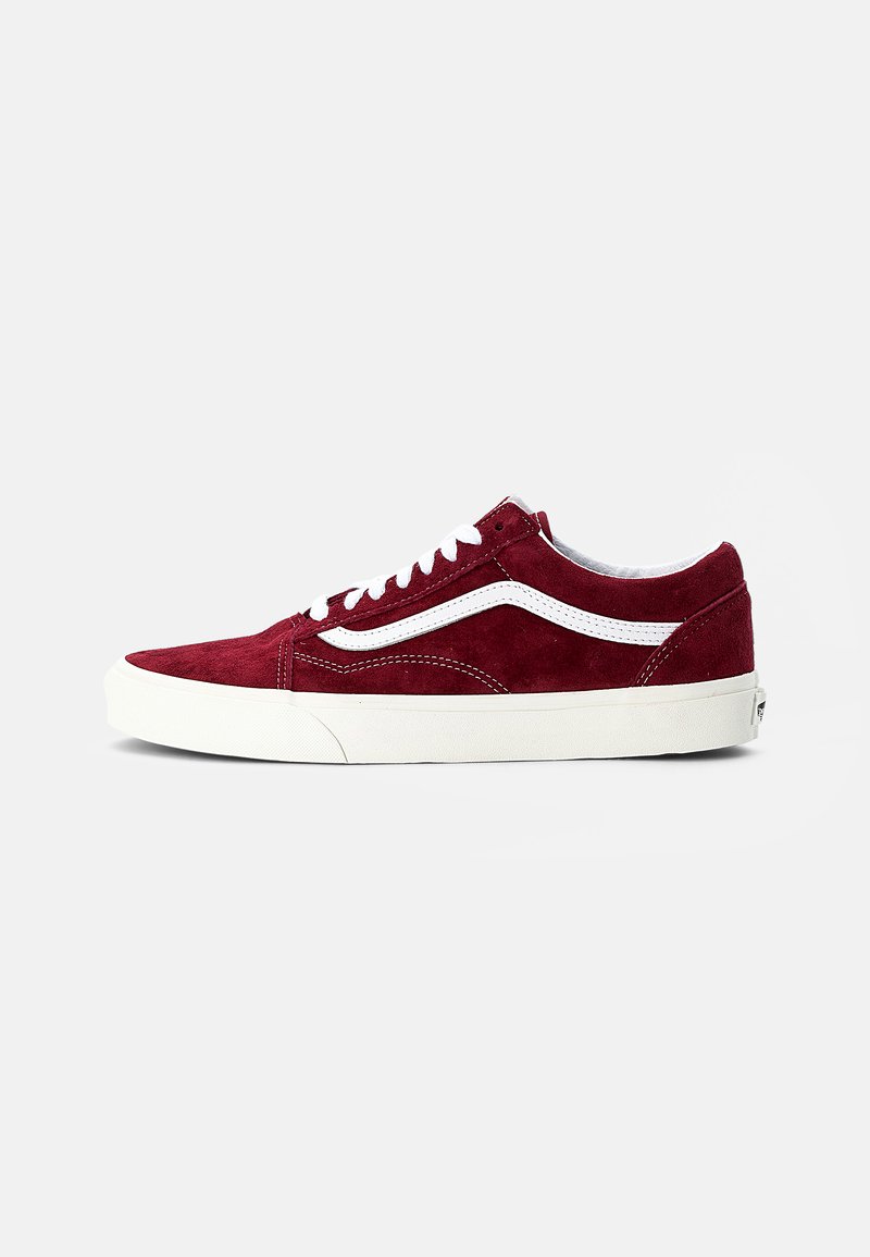 Røde semskede sneakers med hvide accenter, flade snørebånd og en hvid gummisål. Klassisk lavt design med logo på hælen.
