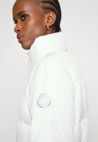 Calvin Klein LOFTY BELTED JACKET - Casaco leve - ecru