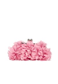 Rosa blomsterclutch lavet af stof med lagdelt bladdesign. Metalspænde med runde lukninger tilføjer en dekorativ detalje.