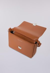 Braune Leder-Schultertasche mit offenem Überschlag, silbernem Verschluss, einem Reißverschluss-Innenfach und verstellbarem Tragegurt auf einem schlichten Hintergrund.