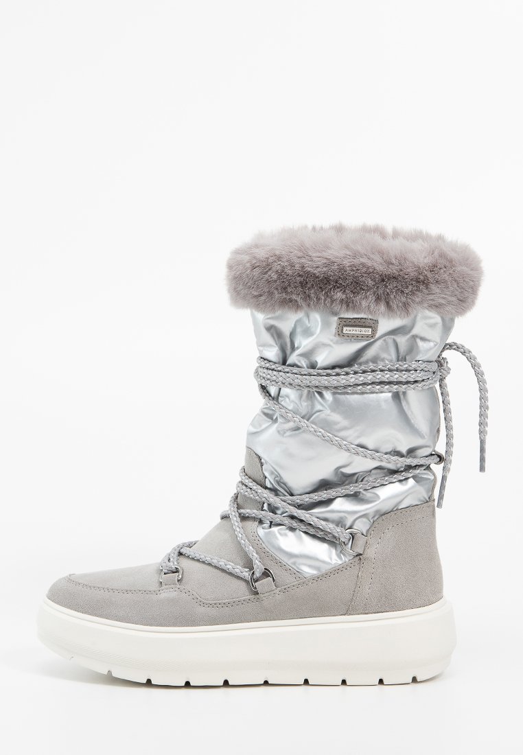 Grauer Winterstiefel mit einem glänzenden silbernen Obermaterial, einem Kunstfellkragen und einem strukturierten Wildlederunterteil. Schnürdesign mit einer dicken weißen Sohle.