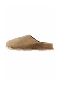 Brune suedeslippers i slip-on stil med en rund tå, flad sål og en glat overflade. Har en subtil syning langs sålens kant.