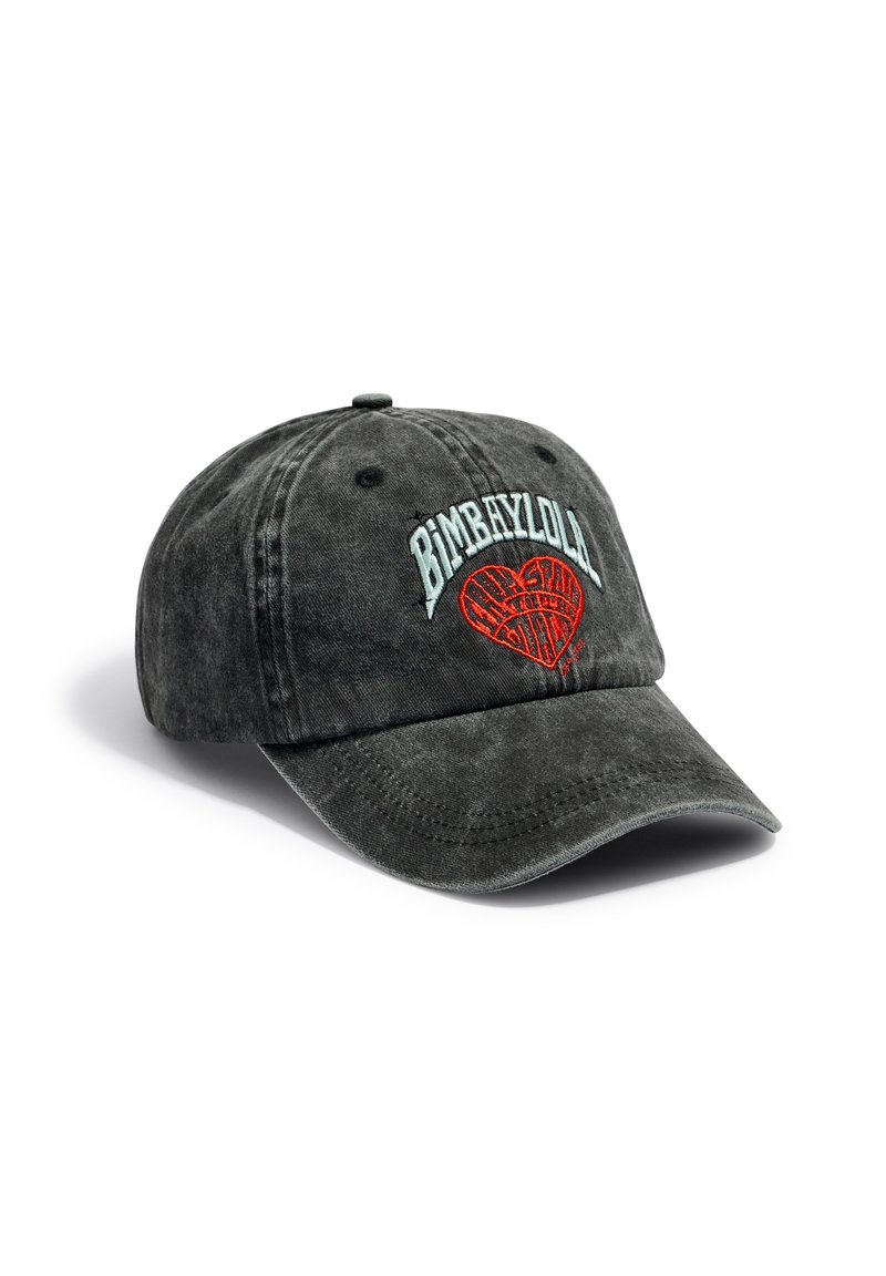 Cappellino da baseball in denim nero con visiera curva, ricamato con "BIMBA Y LOLA" e logo a cuore rosso, design a sei pannelli con cinturino regolabile.