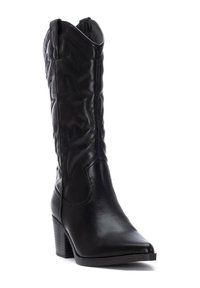 Botas de cowboy de piel negra con punta afilada, costuras decorativas en el tubo y un tacón cuadrado para mayor estabilidad. Textura suave y diseño elegante.