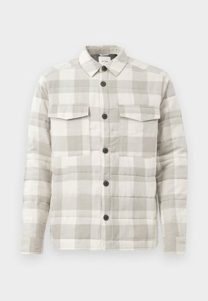 Camisa chaqueta acolchada a cuadros en gris claro y blanco, con cuello, cierre frontal de botones y dos bolsillos de solapa en el pecho.