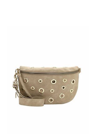 Beige ruskindstaske med guldtonede nitter, lynlås og aftagelig rem, med en buet silhuet og blød tekstur.