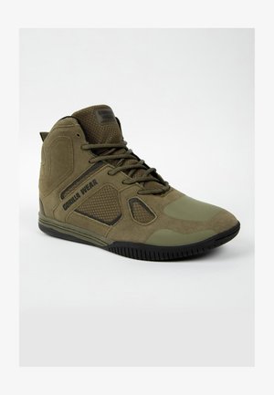 Groene suède hoge sport schoenen met gaaspanelen, rubberen zool en branding. Voorzien van vetersluiting en versterkt teengebied.