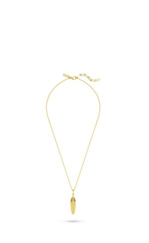 Delicate gouden ketting met een klein gedetailleerd veerhangertje en een verstelbare sluiting op een witte achtergrond.